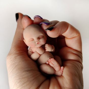 Solid silicone miniature sleeping baby Simon(e) 5,7 cm (2,24")